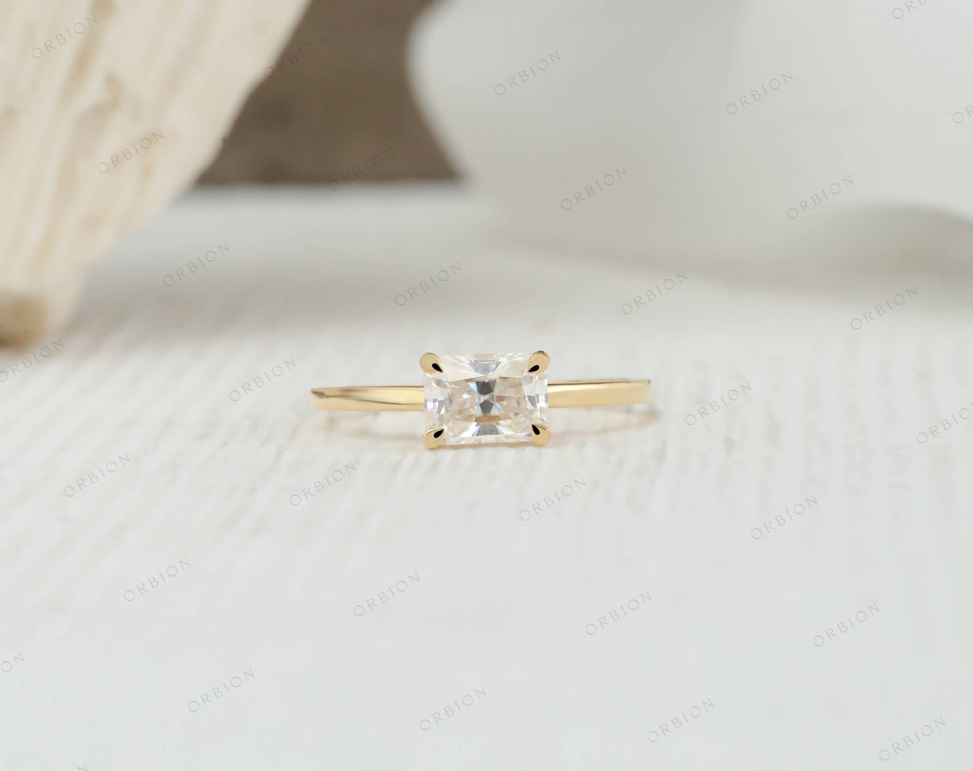 Radiant Cut Moissanite Verlobungsring Seitlich Fassung Für Frauen, 14K | 18K Goldring, Einfacher Ehering, Solitärring, Versprechensring von OrbionJewels