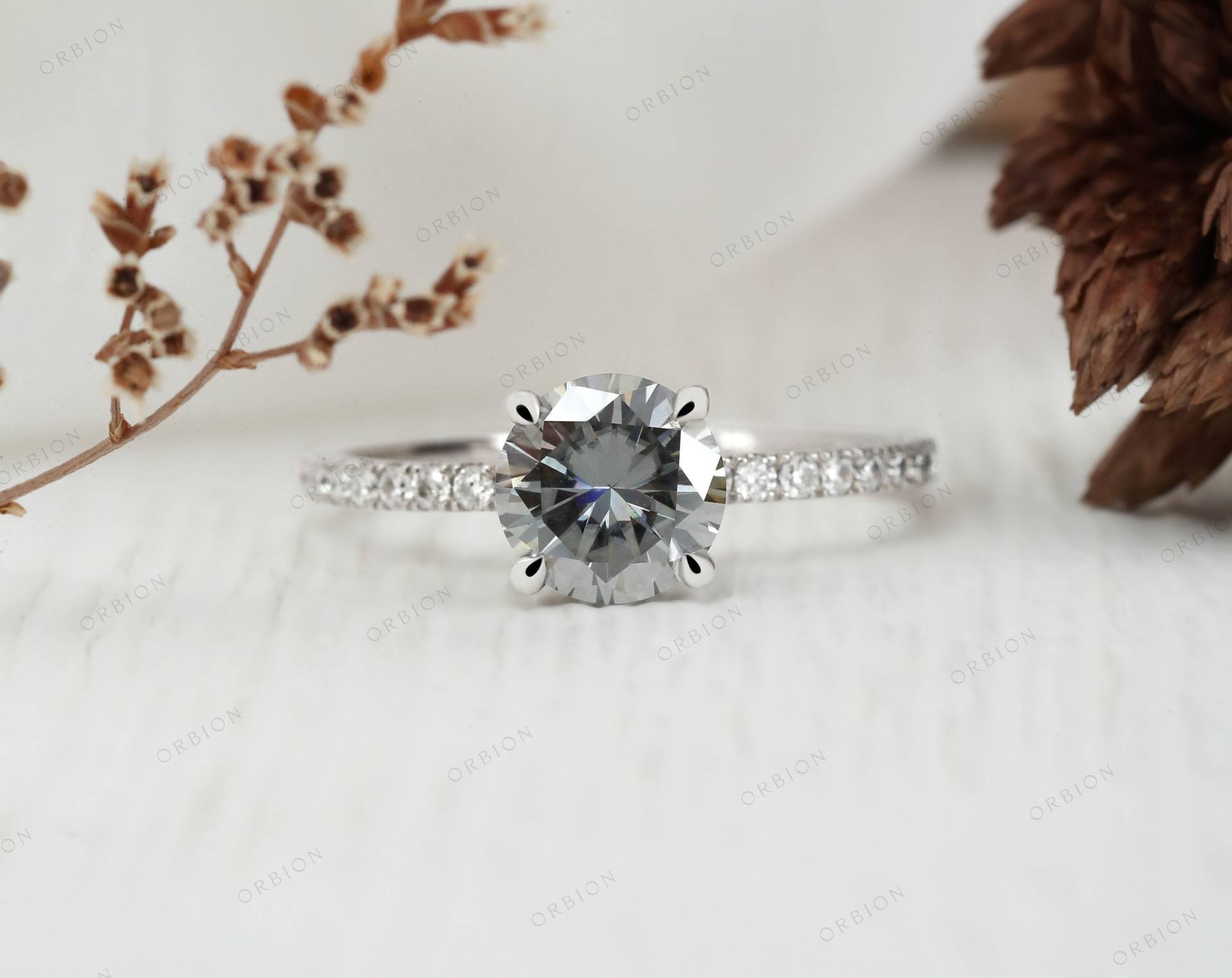 Runder Grauer Moissanite Diamant Verlobungsring, 14K | 18K Massiver Weißgold Ring, Einfacher Handgefertigter Schmuck Ringe, Ehering von OrbionJewels