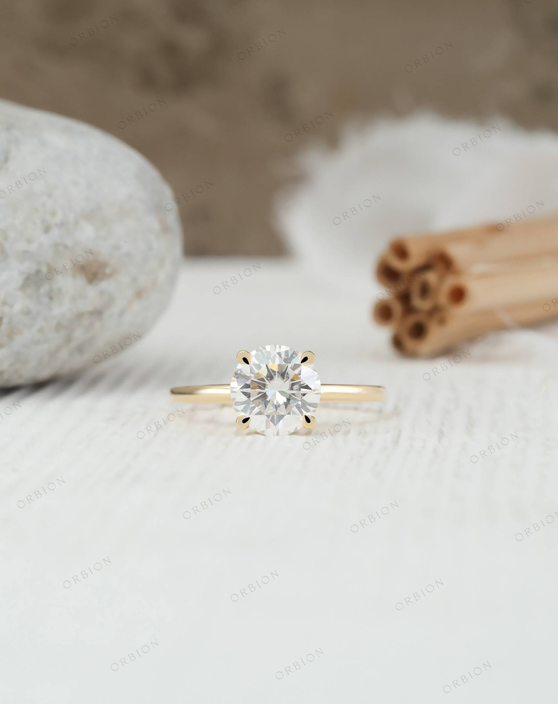 Runder Versteckter Halo Moissanite Verlobungsring Für Frauen, 14K | 18K Gold Ring, Einfacher Ehering, Solitär Versprechen Ring von OrbionJewels