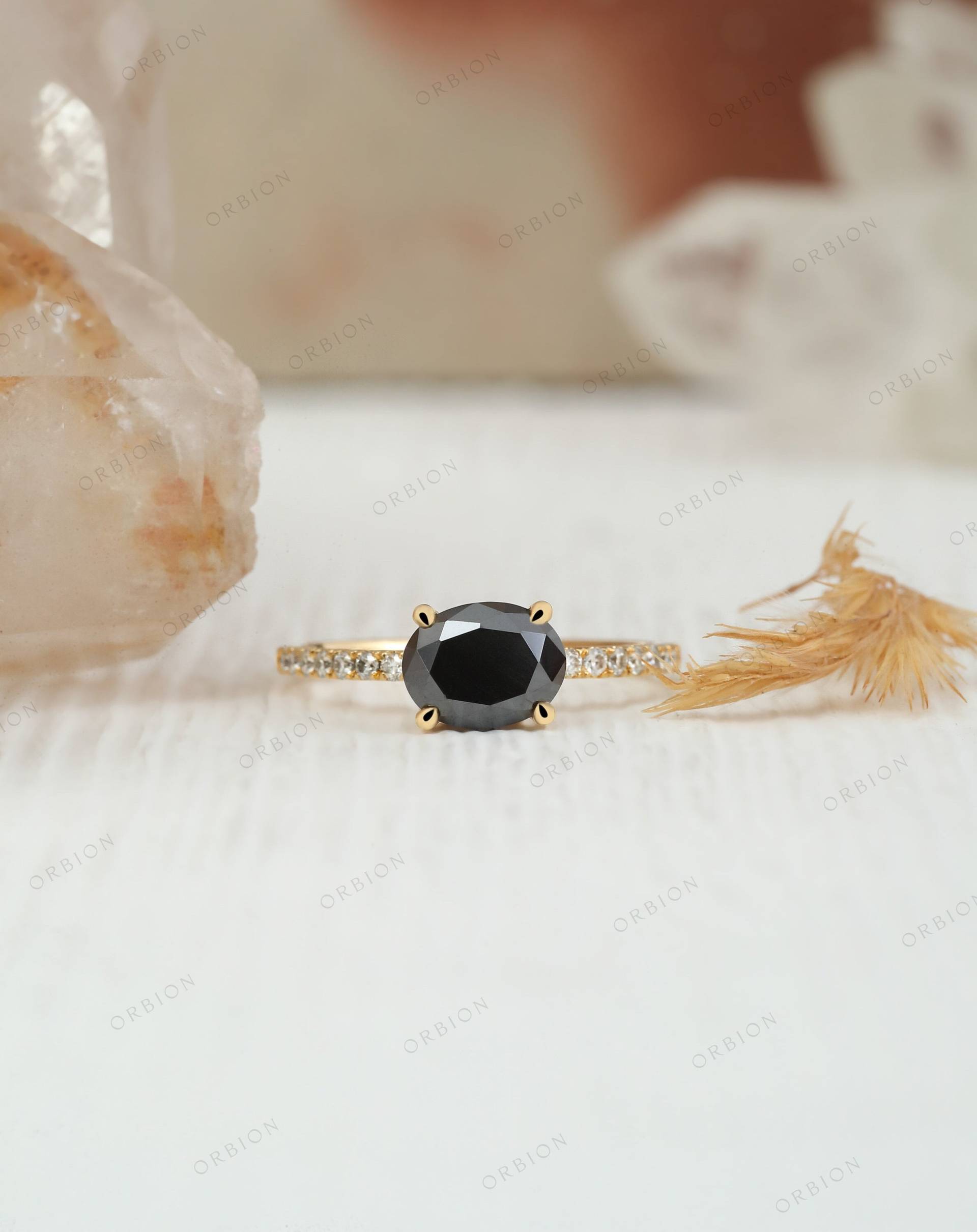 Schwarzer Onyx Oval Verlobungsring Pave in Ost West Fassung, 14 Karat | Goldring 18K, Zierlicher Ring, Jubiläumsring, Ehering Für Sie von OrbionJewels