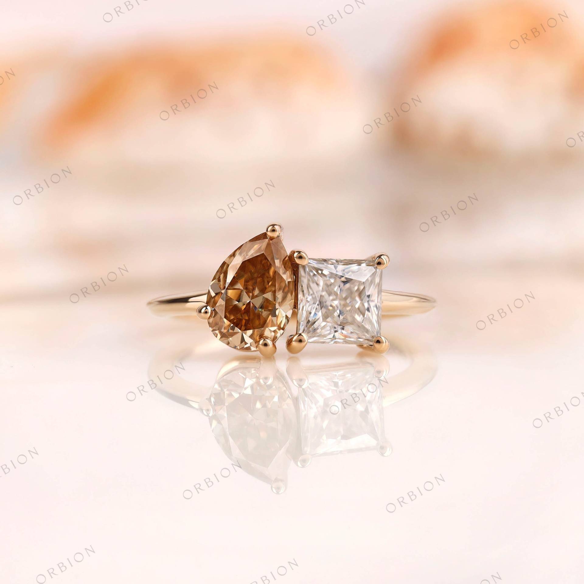 Toi Et Moi Verlobungsring, Doppelstein Ring, Multi Cut Ring Mit Zwei Steinen, Birne Champagner & Prinzessin Moissanite Gold von OrbionJewels