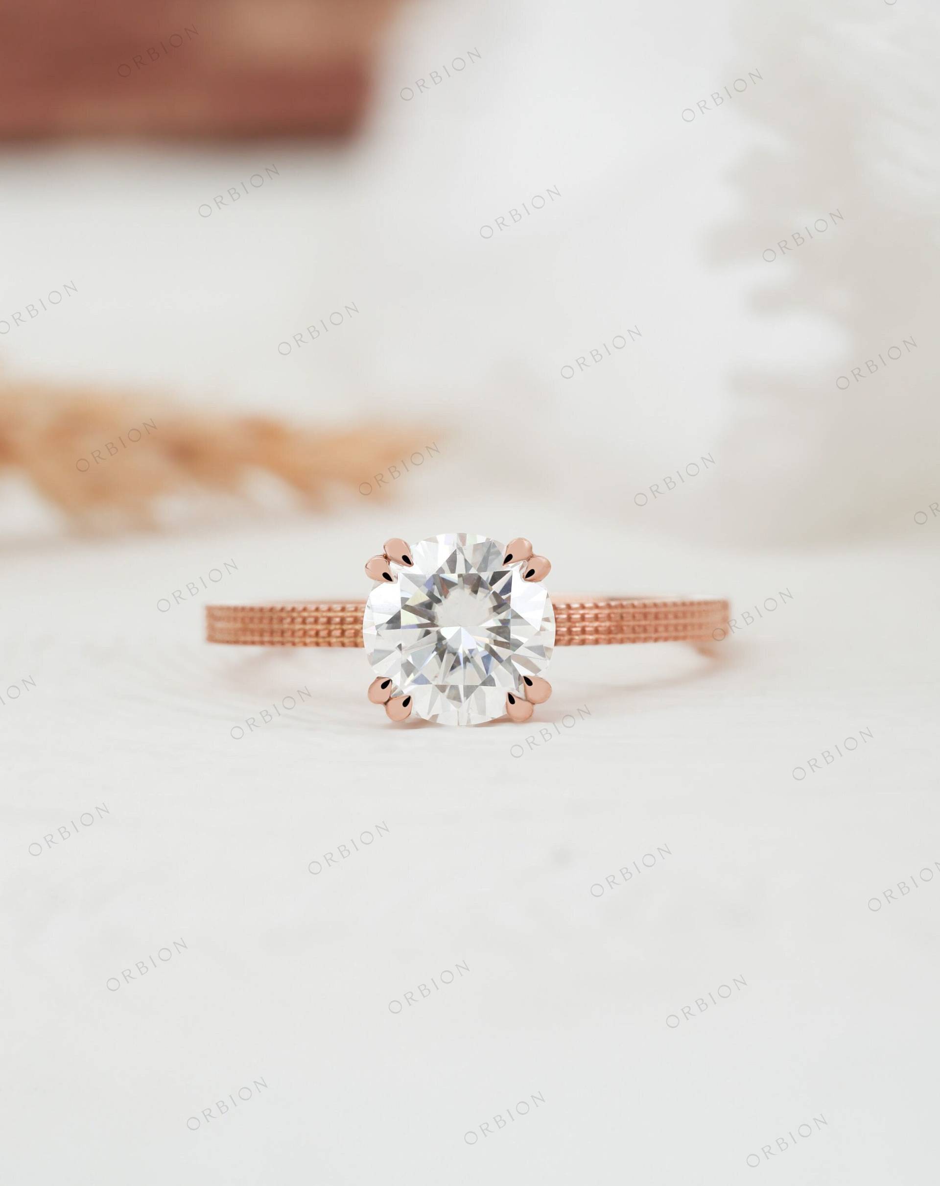 strukturierter Ring, Runder Moissanite Verlobungsring Art Deco, 14K/18K Solitaire-Roségoldring, Hochzeitsversprechensring, Verlobungsringe Für Frauen von OrbionJewels