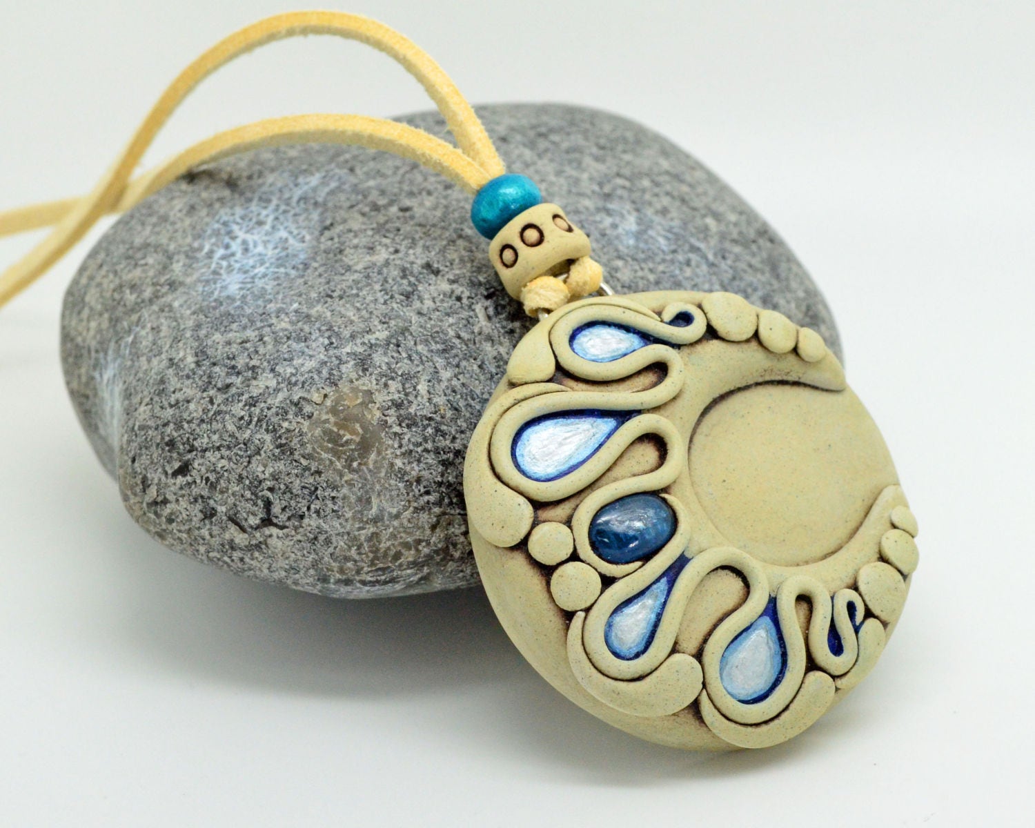 Blauer Kyanit Mond Anhänger/Halskette Handgemachter Schmuck Heilung Orbycorb Mystic Tribe Edelsteinschmuck Blauer Kyanit Mond Anhänger/Halskette Handgemachter Schmuck Heilung Orbycorb Mystic Tribe Edelsteinschmuck von OrbyCorb