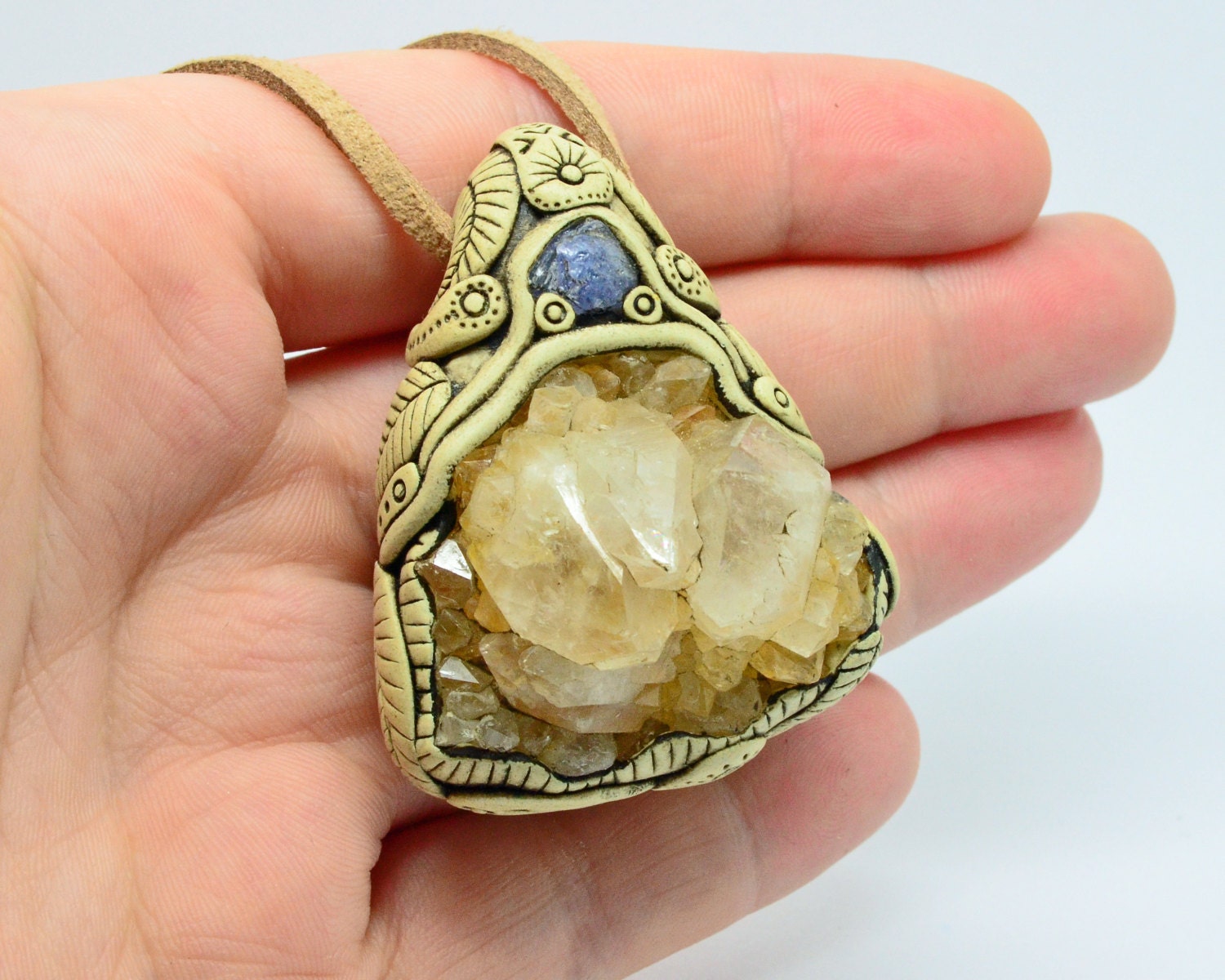 Spirit Quartz Cluster Anhänger Mit Tansanit/Handgemachte Kristall-Halskette Heilende Kristalle Handgemacht Naturstein-Heilsteine Spirit Quartz Cluster Anhänger Mit Tansanit/Handgemachte Kristall-Halskette Heilende Kristalle Handgemacht Naturstein-Heilsteine von OrbyCorb