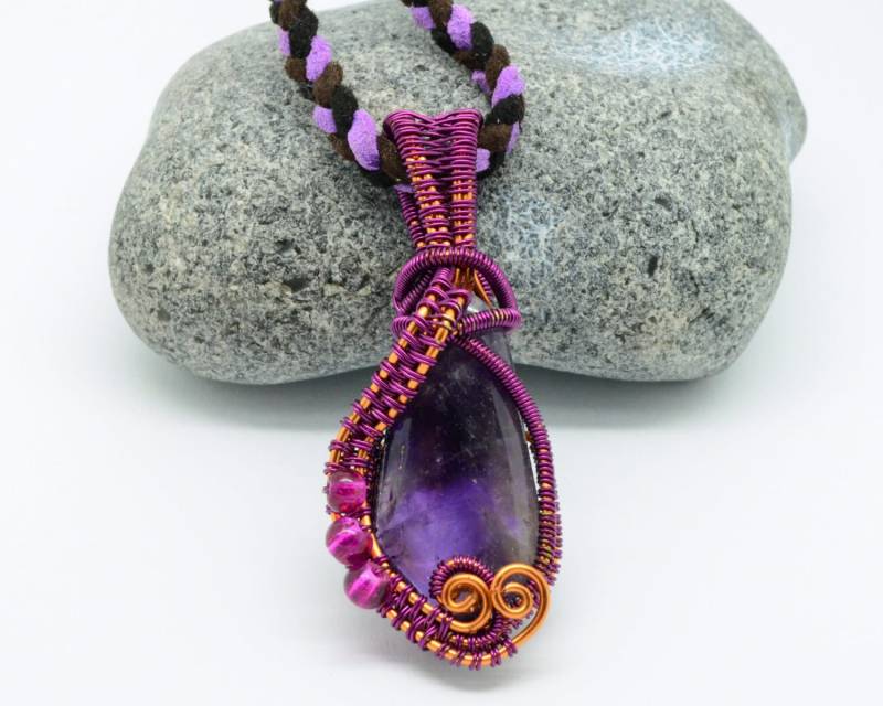 Wire Wrapped Amethyst Anhänger/Handgefertigte Kristall Halskette Unikat Schmuck Wrap Heilstein Lila Wire Wrapped Amethyst Anhänger/Handgefertigte Kristall Halskette Unikat Schmuck Wrap Heilstein Lila von OrbyCorb