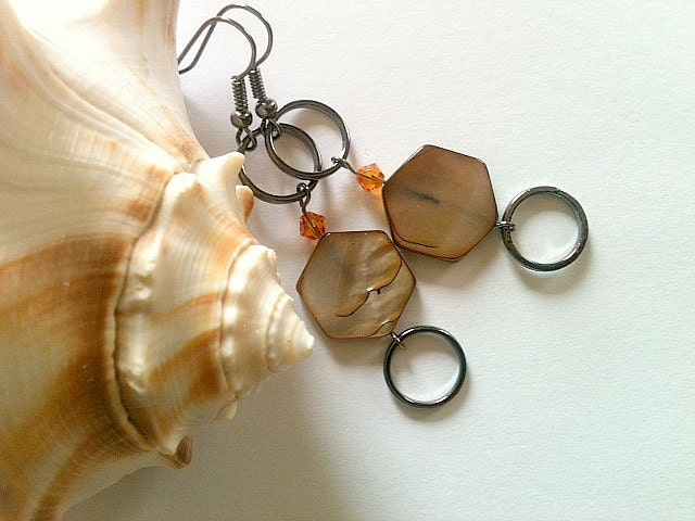 Braune Ohrringe Mit Silber Ring Und Orange Swarovski Elements Braune Ohrringe Mit Silber Ring Und Orange Swarovski Elements von Orchiada