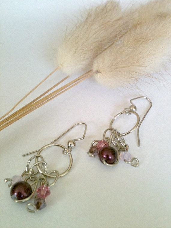 Handgefertigte Silberohrringe Mit Pflaumenperlen Und Swarovski-Kristallen Handgefertigte Silberohrringe Mit Pflaumenperlen Und Swarovski-Kristallen von Orchiada