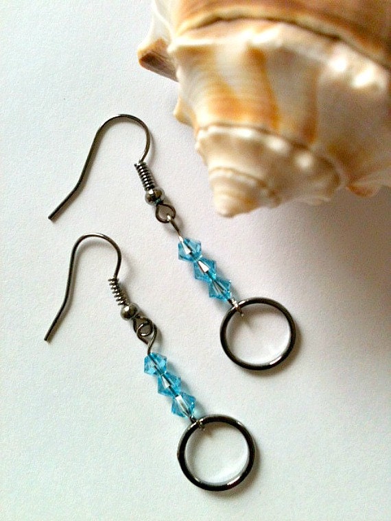 Light Blue Swarovski Kristall Ohrringe Mit Silber Ringen Light Blue Swarovski Kristall Ohrringe Mit Silber Ringen von Orchiada