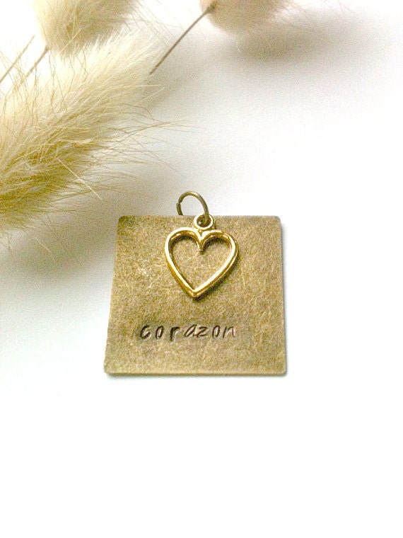 Handgestempelter Bronze-Anhänger Mit Goldenem Herz-Charm "Corazon" Handgestempelter Bronze-Anhänger Mit Goldenem Herz-Charm "Corazon" von Orchiada