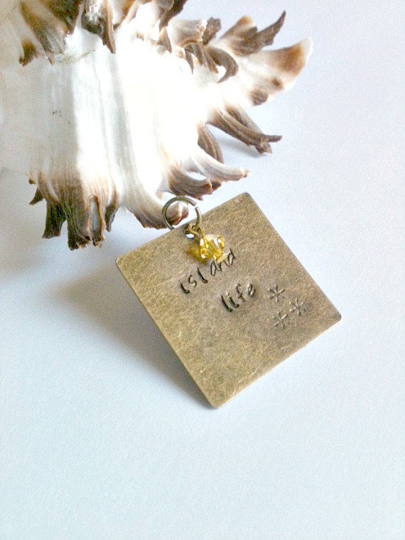 "Metall Stamped Bronze Anhänger Handmade Mit Swarovski Crystal Charm, "Island Life" "Metall Stamped Bronze Anhänger Handmade Mit Swarovski Crystal Charm, "Island Life" von Orchiada
