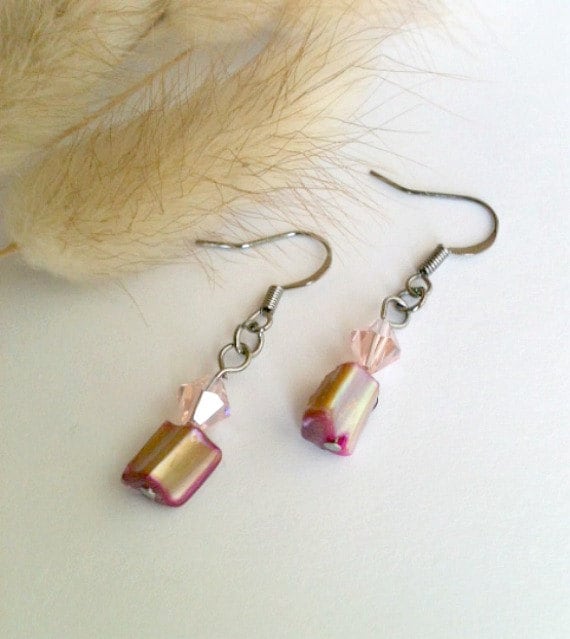 Rosa Baumeln Ohrringe Mit Rosa Swarovski Kristall Und Chunky Cut Perlen, Handgemacht Rosa Baumeln Ohrringe Mit Rosa Swarovski Kristall Und Chunky Cut Perlen, Handgemacht von Orchiada