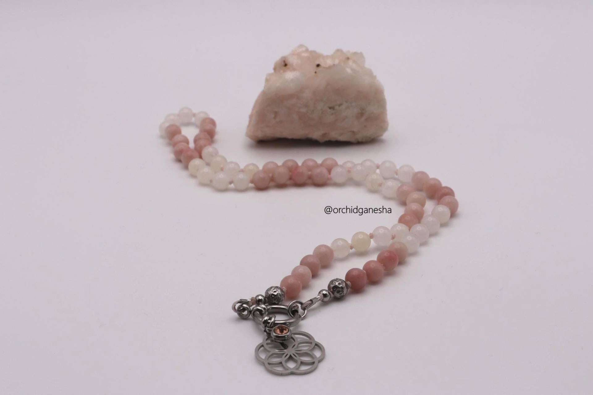 Handgefertigte Halskette „Liebeslicht" Mit Rosa Und Weißer Jade | Halbedelstein-Kette Unikat Spiritueller Schmuck Handgefertigte Halskette „Liebeslicht" Mit Rosa Und Weißer Jade | Halbedelstein-Kette Unikat Spiritueller Schmuck von OrchidGanesha