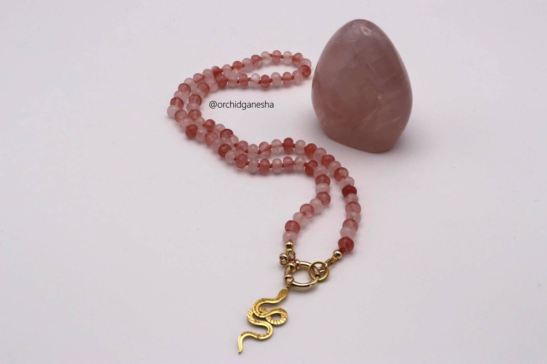 Handgefertigte Halskette „Schlangenherz" Mit Cherryquarz Und Rosenquarz | Halbedelstein-Kette Unikat Spiritueller Schmuck Handgefertigte Halskette „Schlangenherz" Mit Cherryquarz Und Rosenquarz | Halbedelstein-Kette Unikat Spiritueller Schmuck von OrchidGanesha