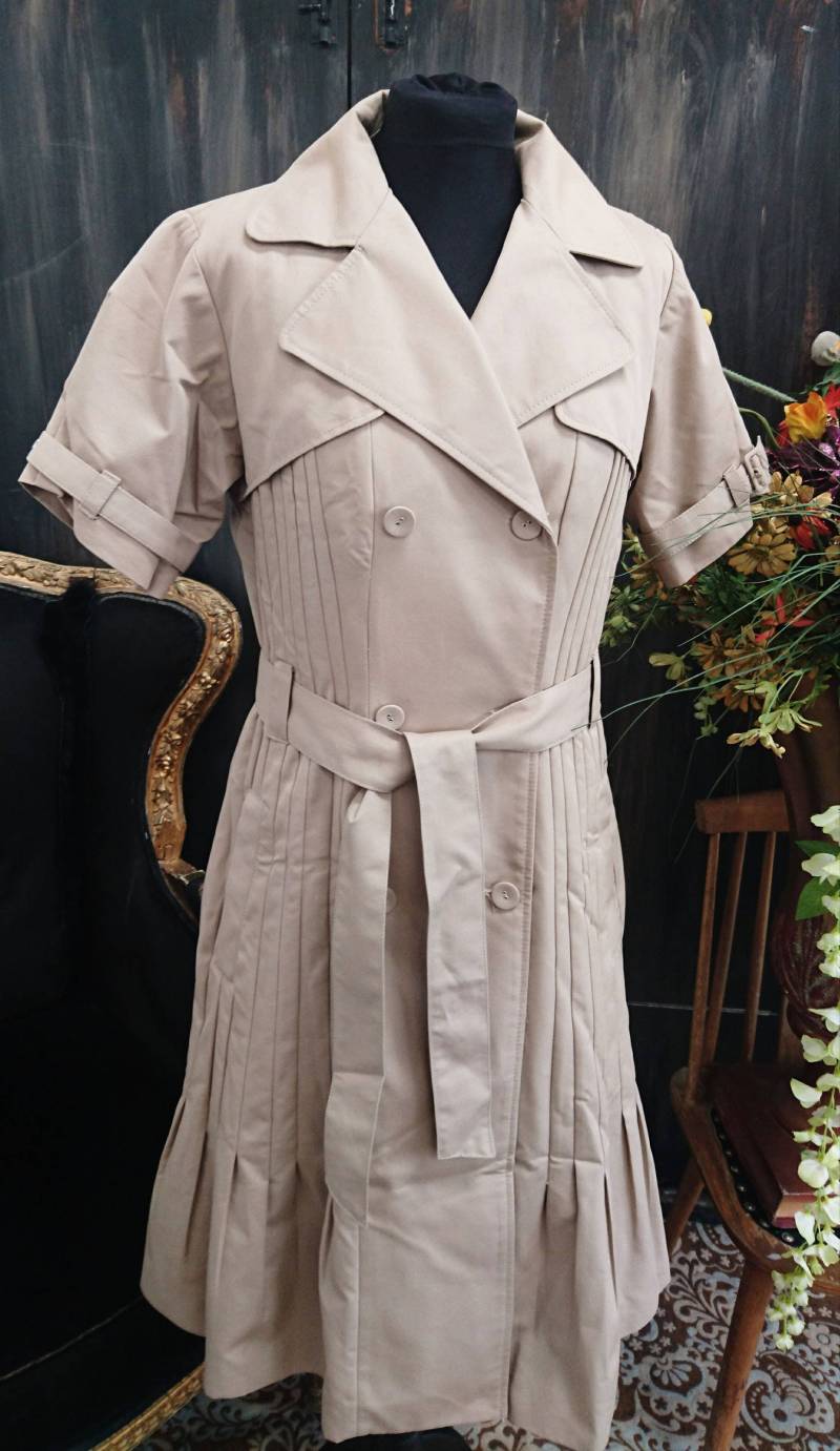 Vintage Designer Plissee Mackintosh, Kurze Ärmel, Gold-Futter, Größe M | Vintage L Vintage Designer Plissee Mackintosh, Kurze Ärmel, Gold-Futter, Größe M | Vintage L von OrchidsOnYourBudget