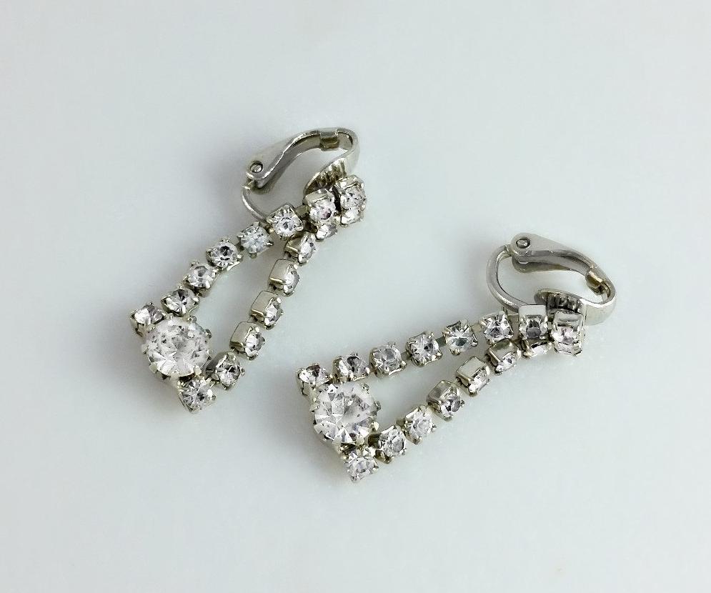 Tropfen Strass Schleifen Ohrringe Funkelnde Weiße Design Tropfen Strass Schleifen Ohrringe Funkelnde Weiße Design von OrderOfDisorder