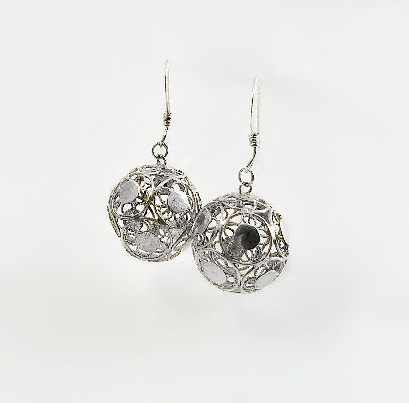 Vintage Sterling Silber Filigrane Kugel-Ohrringe 1970Er Jahre Blumenmuster Vintage Sterling Silber Filigrane Kugel-Ohrringe 1970Er Jahre Blumenmuster von OrderOfDisorder
