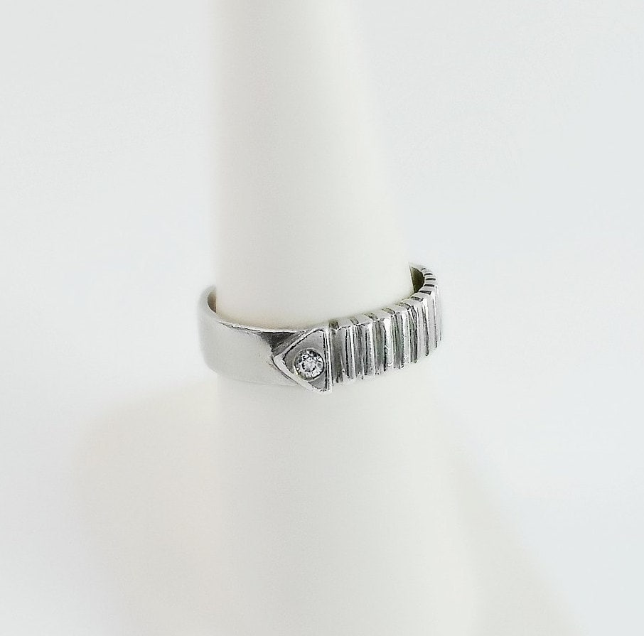 Vintage Sterling Silber Ring Mit Pfeilen Geriffeltes Band, Weißer Stein - Size 7 Vintage Sterling Silber Ring Mit Pfeilen Geriffeltes Band, Weißer Stein - Size 7 von OrderOfDisorder