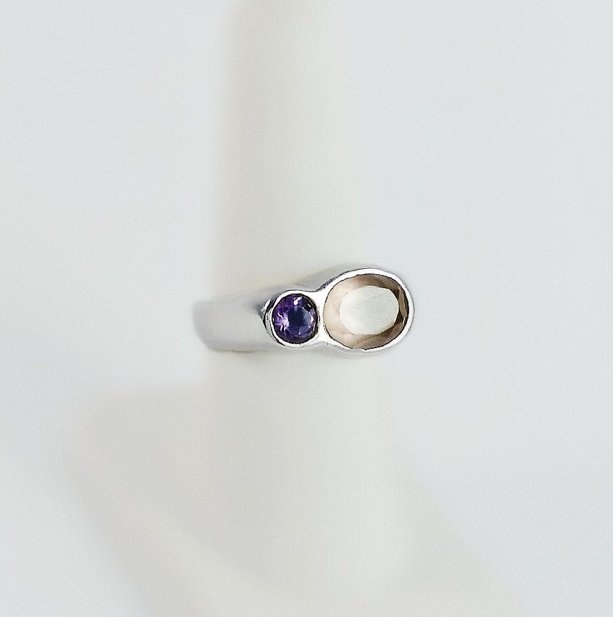 sterling Silber Zwei-stein-Ring Amethyst & Champagnerstein, Größe 7, 5 sterling Silber Zwei-stein-Ring Amethyst & Champagnerstein, Größe 7, 5 von OrderOfDisorder