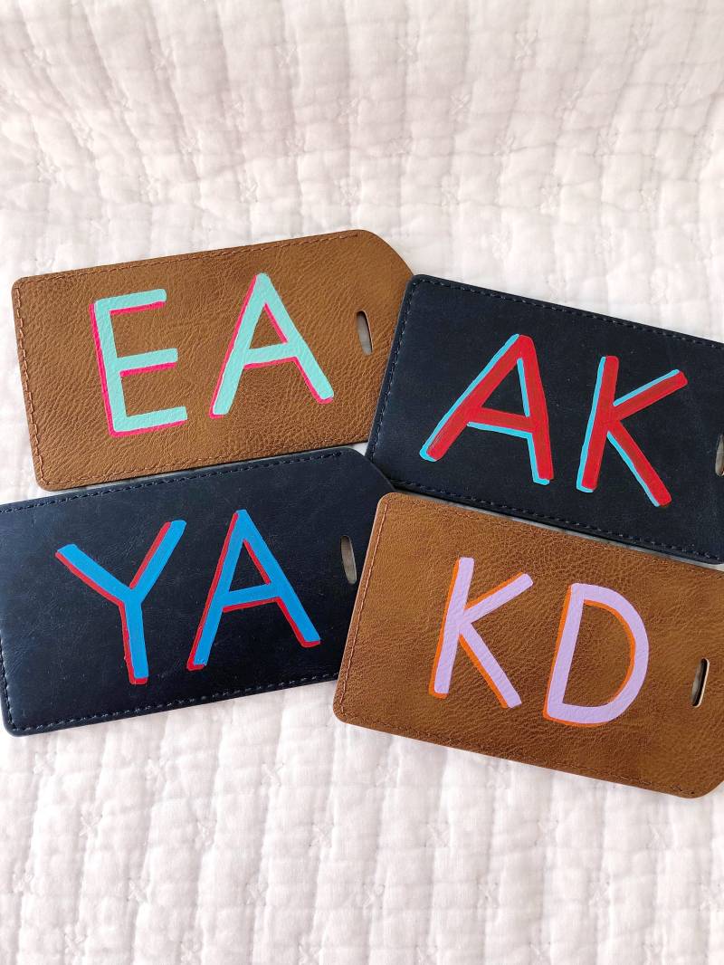 Personalisierter Gepäckanhänger Mit Handgemaltem Monogramm von OrderSheWrote