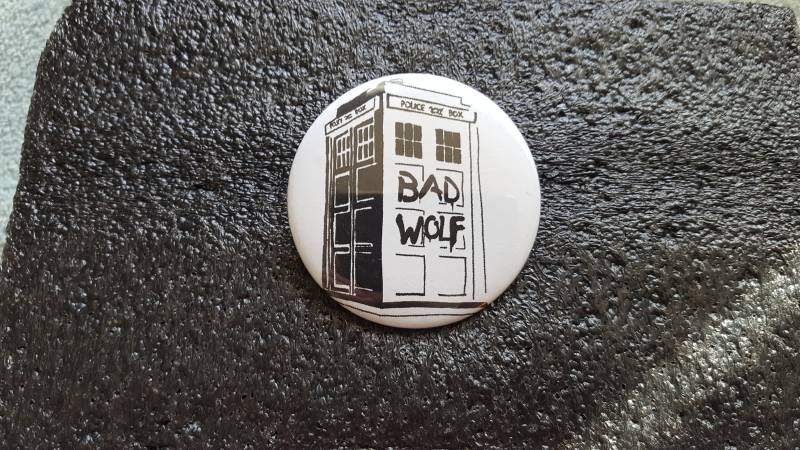 Bad Wolf Tardis - 5cm Button von OregonButtonStore