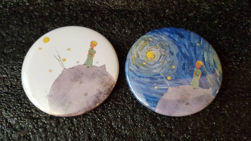 Der Kleine Prinz | Le Petit Prince Steht Auf B-612. 1, 25-Zoll-Knöpfe von OregonButtonStore