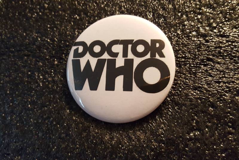 Doctor Who Logo - Anstecknadel 5, 8cm von OregonButtonStore