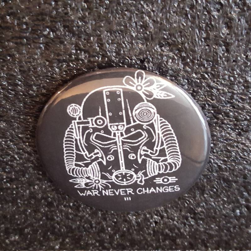 Fallout Power Armor Helm - War Never Changes Button 2, 25" von OregonButtonStore