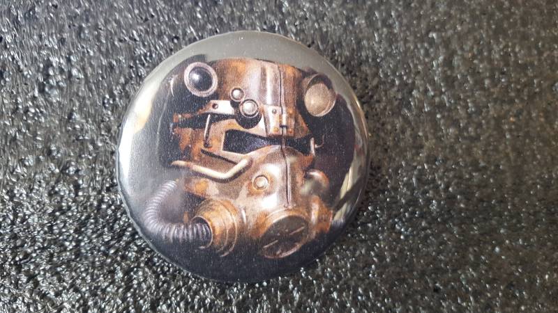 Fallout T-45 Power Armor Helm - Anstecknadel 2, 25" von OregonButtonStore