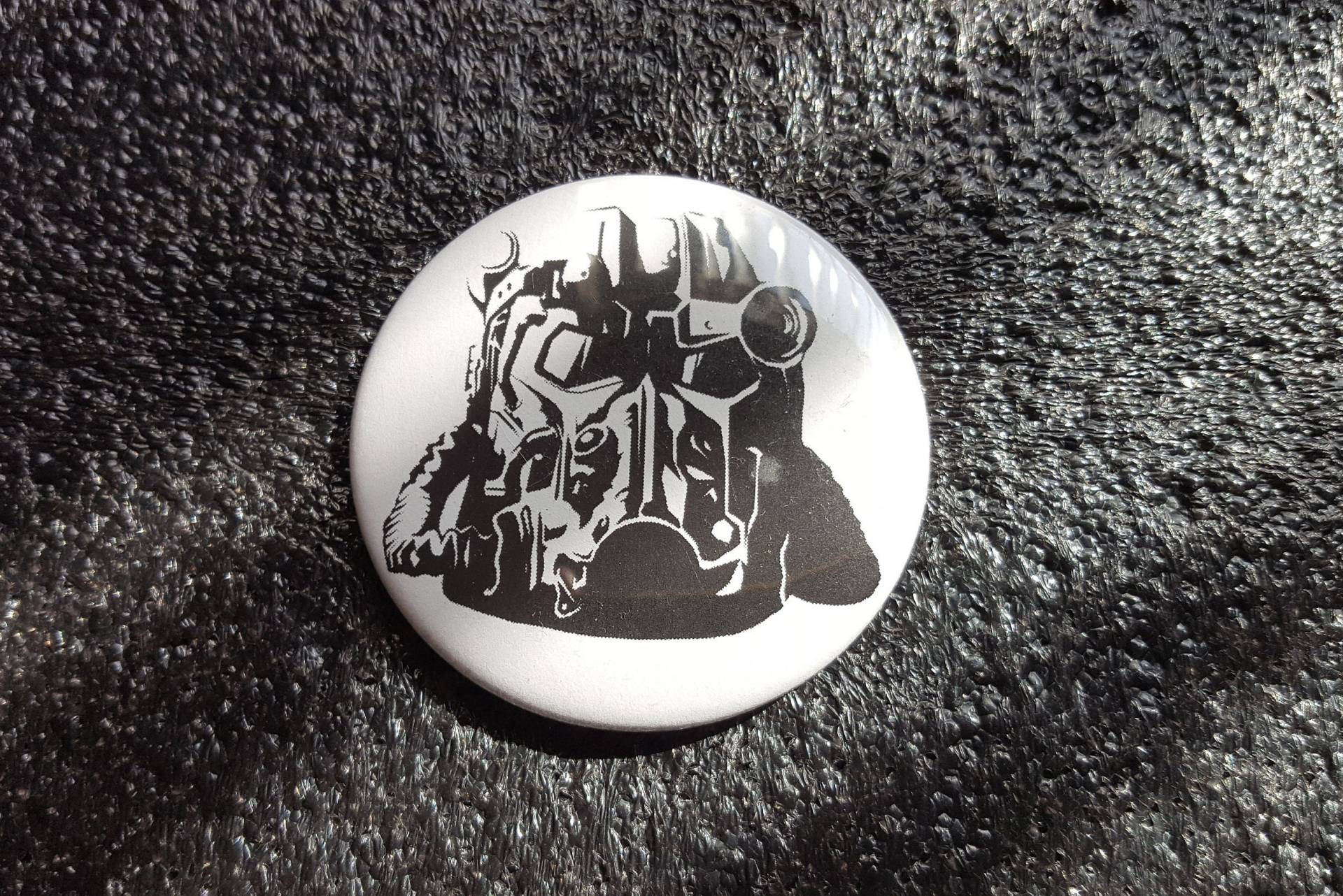 Fallout T-45 Power Armor Helm Schwarz Auf Weiß - 5cm Button von OregonButtonStore