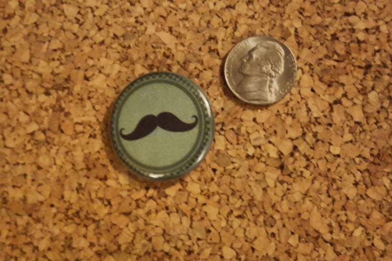 Schnurrbart Auf Grün - 1, 25-Zoll-Button von OregonButtonStore