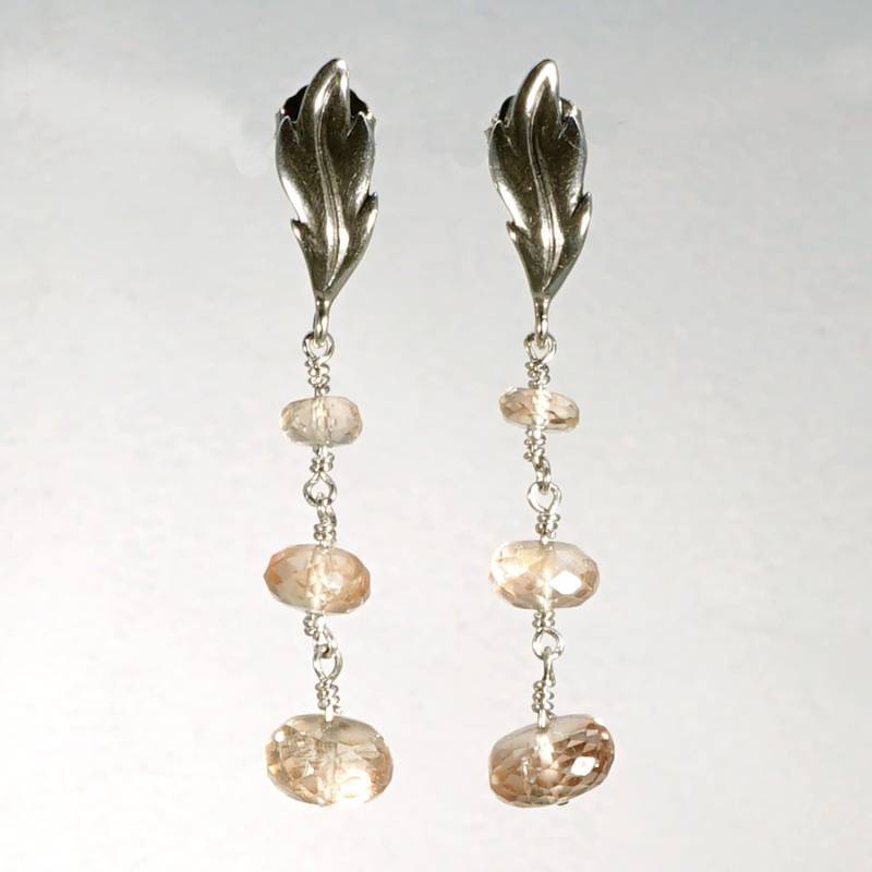 Die 3 Rondell Perlen Sind An 925Er Silber Ohrsteckern in Blattform von OregonSunstoneJewels