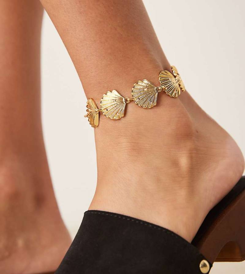 Orelia - Blassgoldfarbenes, vergoldetes Fußkettchen mit Statement-Muschelanhängern von Orelia