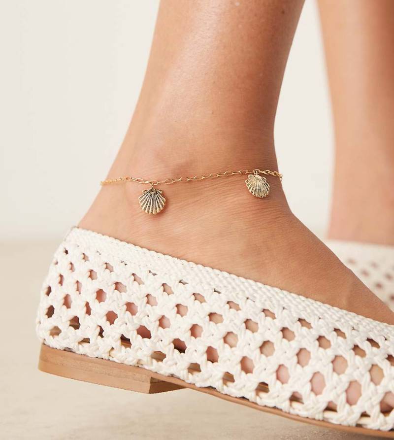 Orelia - Blassgoldfarbenes, vergoldetes Fußkettchen mit mehreren Muschelanhängern von Orelia