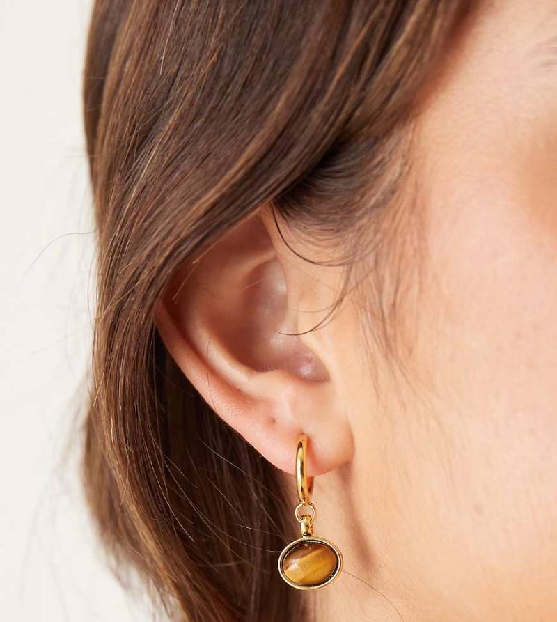 Orelia - Creolen mit 18-Karat-Vergoldung und Anhänger mit Tigerauge-Halbedelstein-Goldfarben von Orelia