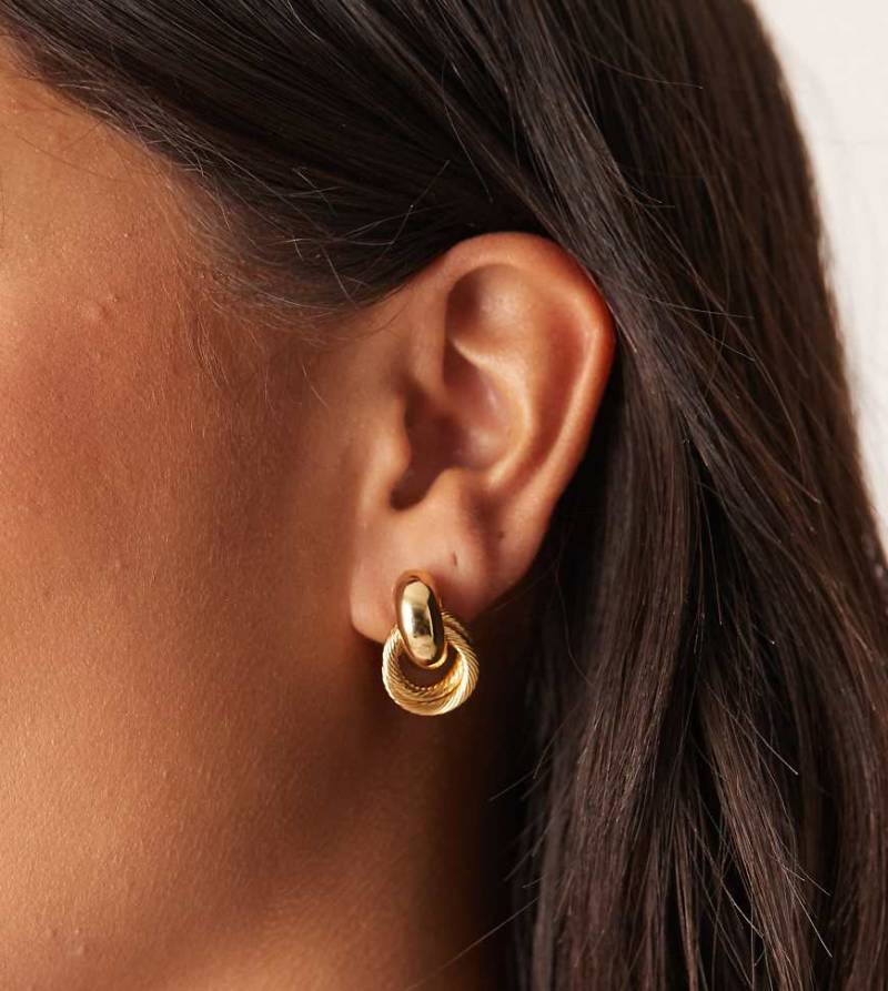 Orelia - Kleine, ineinander greifende Creolen mit 18-Karat-Vergoldung und strukturiertem Türklopfer-Design-Goldfarben von Orelia