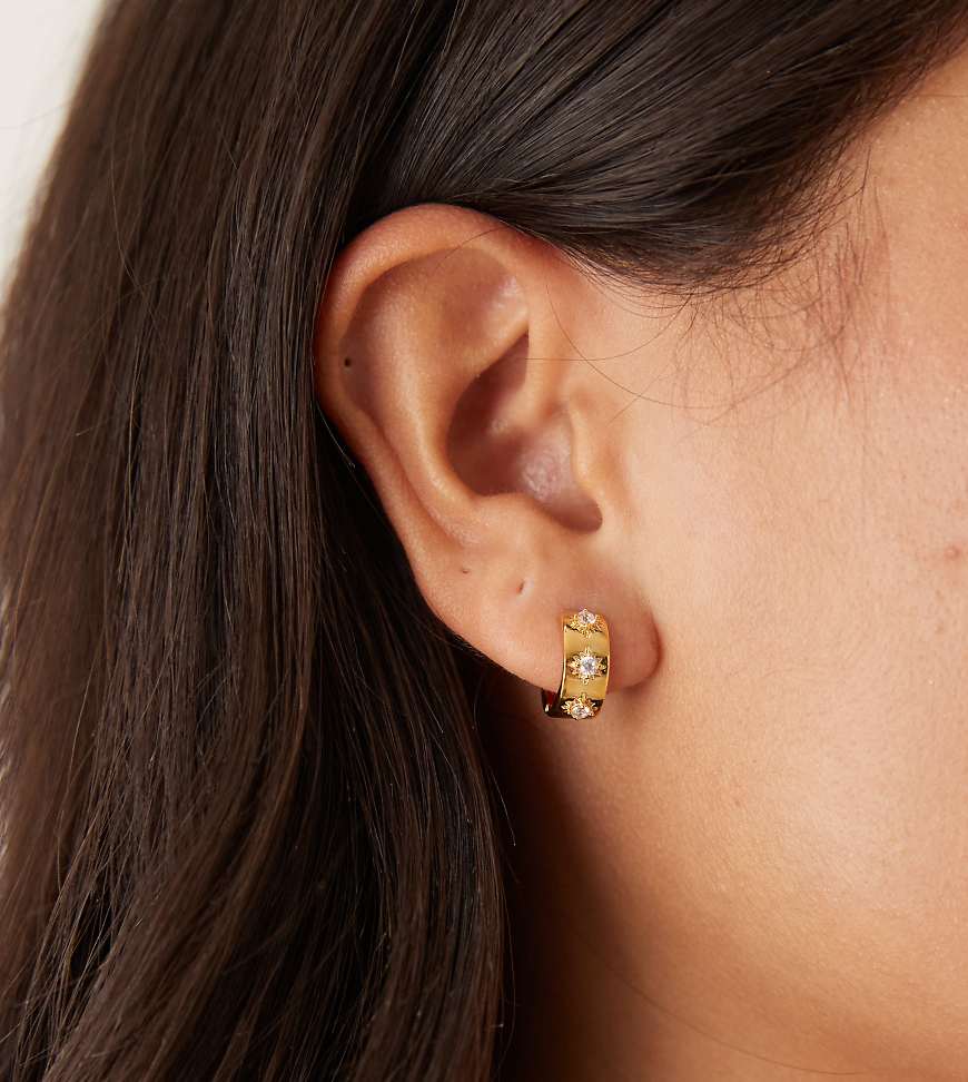 Orelia - Kleine Creolen aus vergoldetem Metall mit Strahlenkranz-Verzierungen-Goldfarben von Orelia