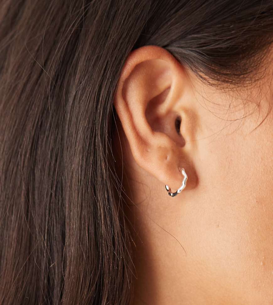 Orelia - Kleine Creolen mit Sterlingsilber-Plattierung und rundem Wellen-Design von Orelia