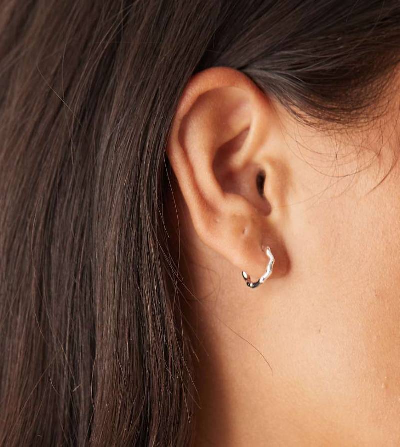 Orelia - Kleine Creolen mit Sterlingsilber-Plattierung und rundem Wellen-Design von Orelia