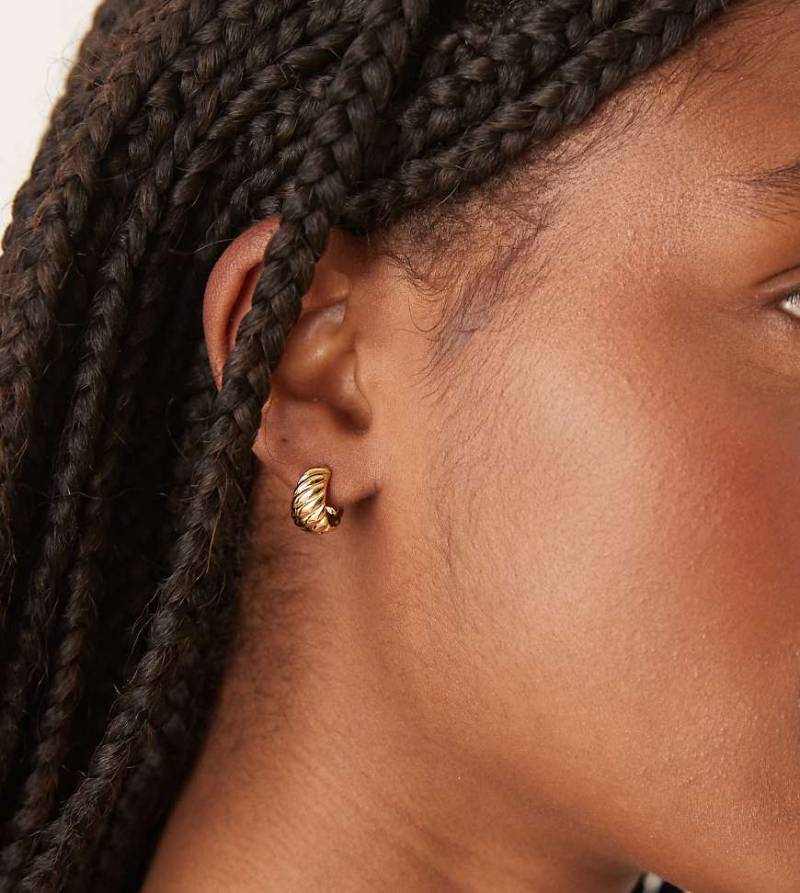 Orelia - Kleine breite Creolen mit 18-Karat-Vergoldung und Rillendesign-Goldfarben von Orelia