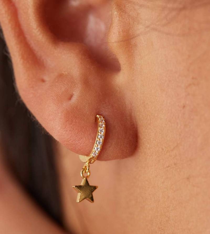 Orelia - Mini-Creolen mit 18-Karat-Vergoldung, Pavé-Fassung und Sternanhänger-Goldfarben von Orelia