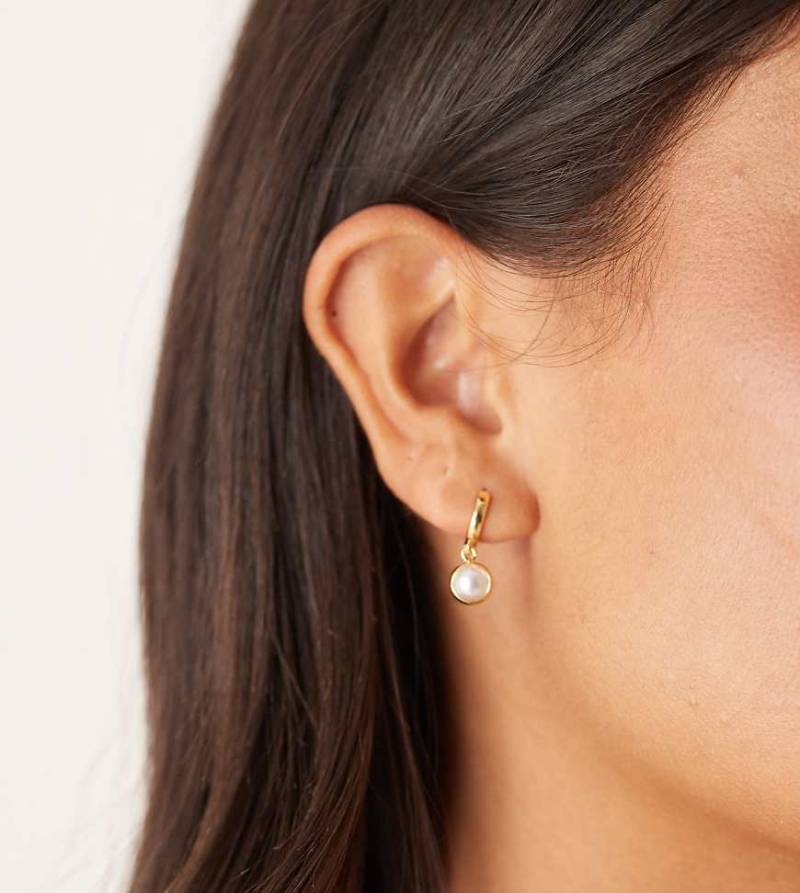 Orelia - Mini-Ohrstecker mit 18-Karat-Vergoldung und Perlenanhänger-Goldfarben von Orelia