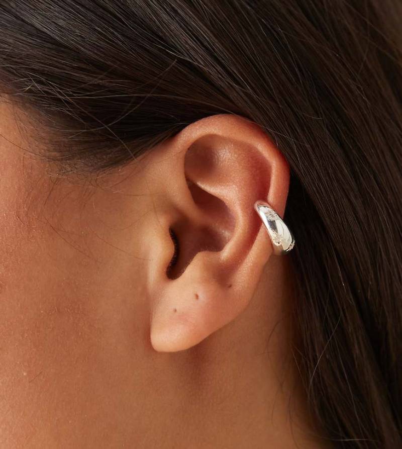 Orelia - Ohrklemme aus Sterlingsilber mit Gravur mit sternförmiger Kristallverzierung von Orelia