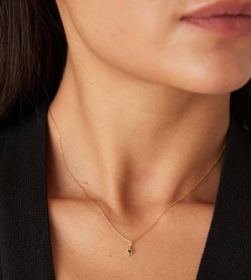 Orelia - Schmale, vergoldete Halskette mit Micro-Strahlenkranzanhänger mit Smaragd-Goldfarben von Orelia