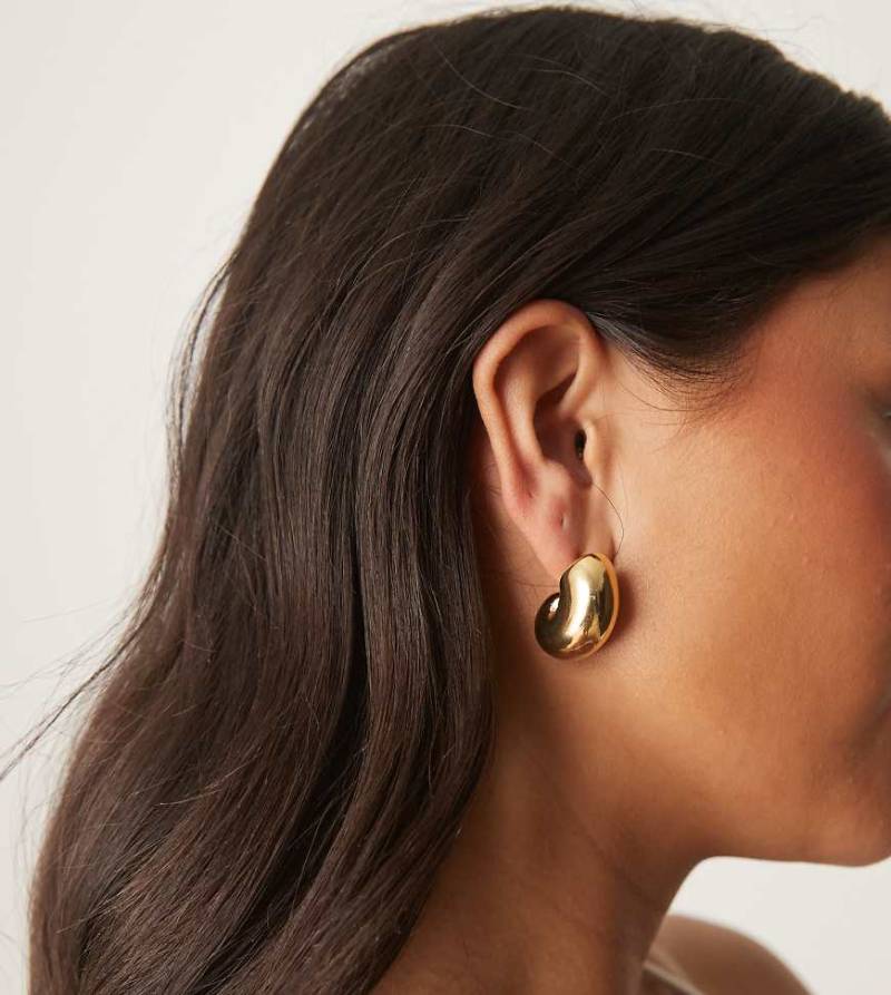 Orelia - Vergoldete, gewölbte Ohrringe in Blassgoldoptik mit Muschel-Design-Goldfarben von Orelia