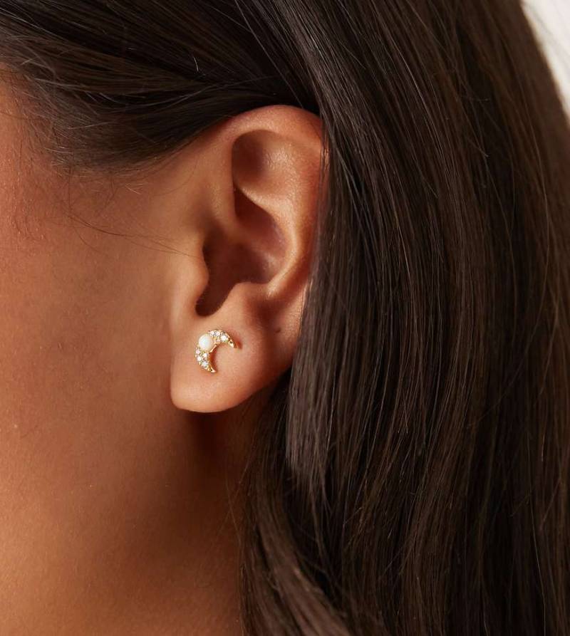 Orelia - Vergoldete, halbmondförmige Ohrstecker mit Pavè- und Opal-Besatz-Goldfarben von Orelia