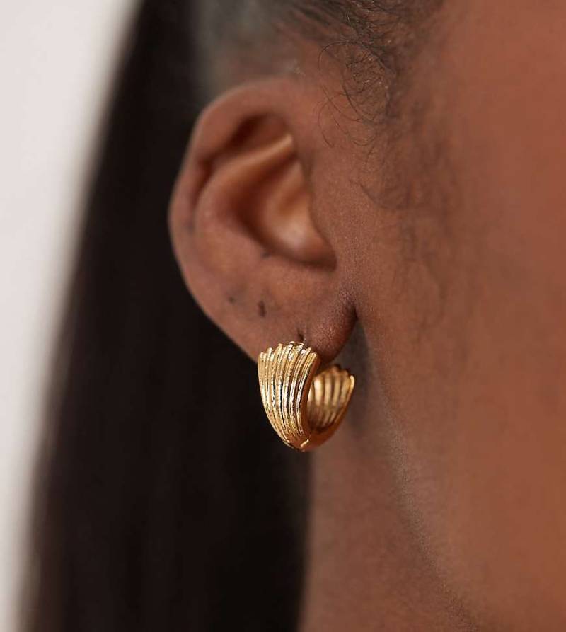 Orelia - Vergoldete, strukturierte Fächer-Creolen in Hellgold-Goldfarben von Orelia