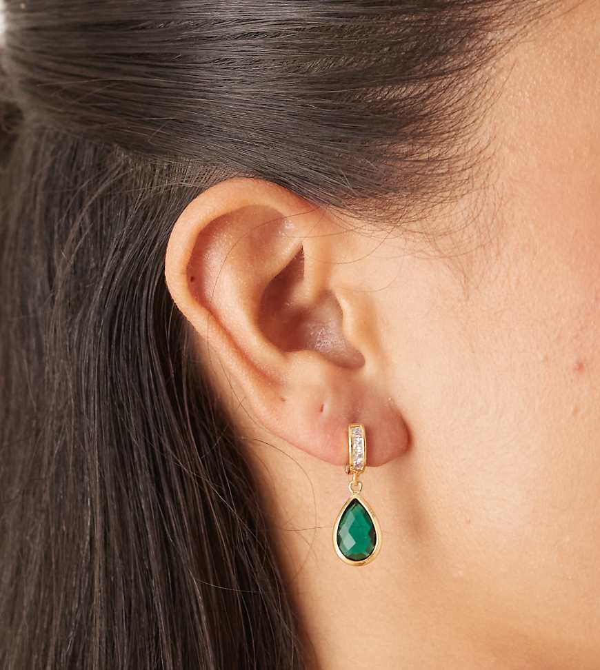 Orelia - Vergoldete Creolen mit Anhänger in Tropfenform mit Pavé-Fassung und smaragdfarbenem Stein-Goldfarben von Orelia
