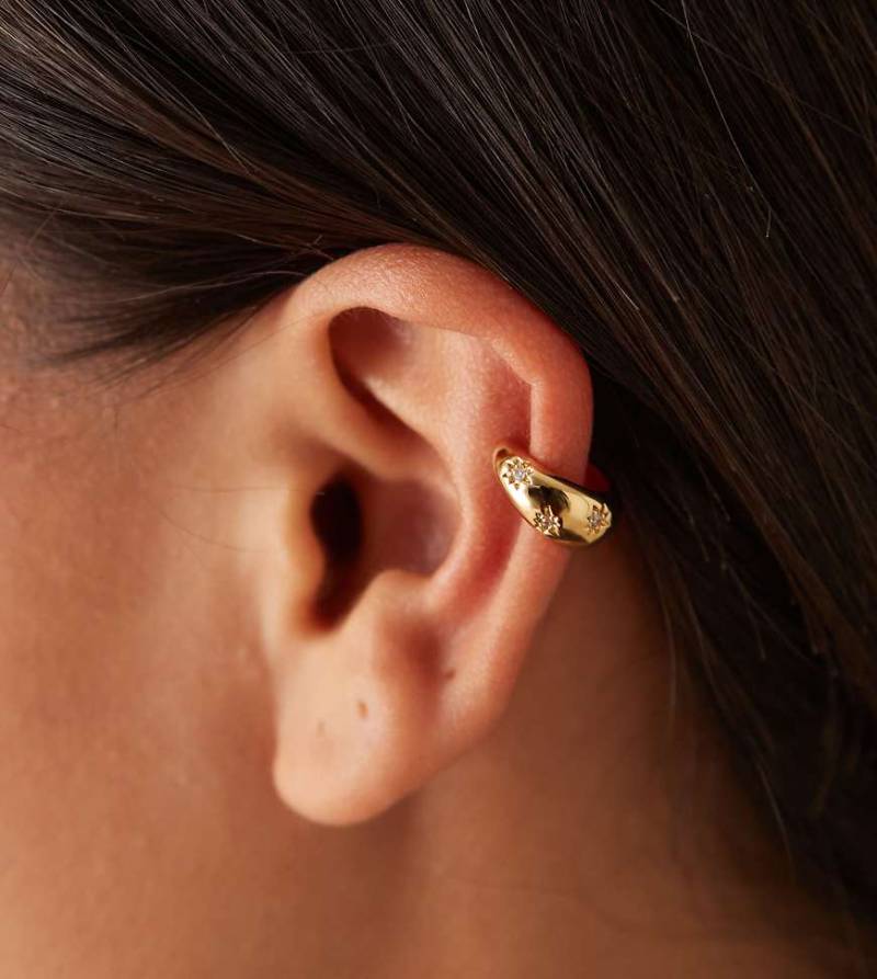 Orelia - Vergoldete Ohrklemme mit Gravur mit sternförmiger Kristallverzierung-Goldfarben von Orelia