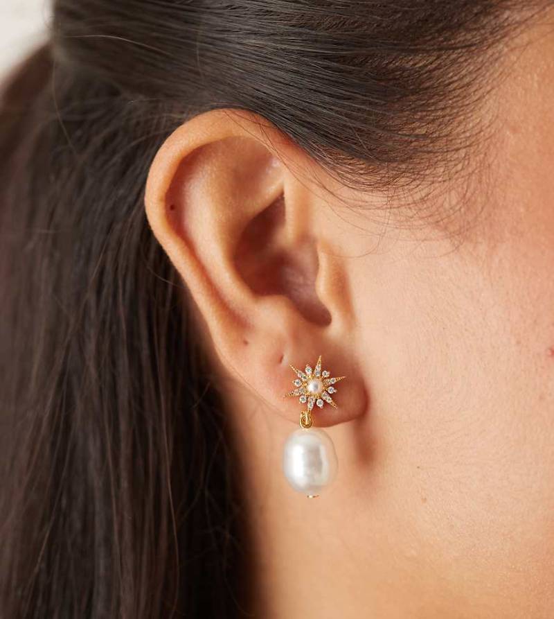 Orelia - Vergoldete Ohrstecker mit Starburst-Pavé und Perlenanhänger-Goldfarben von Orelia