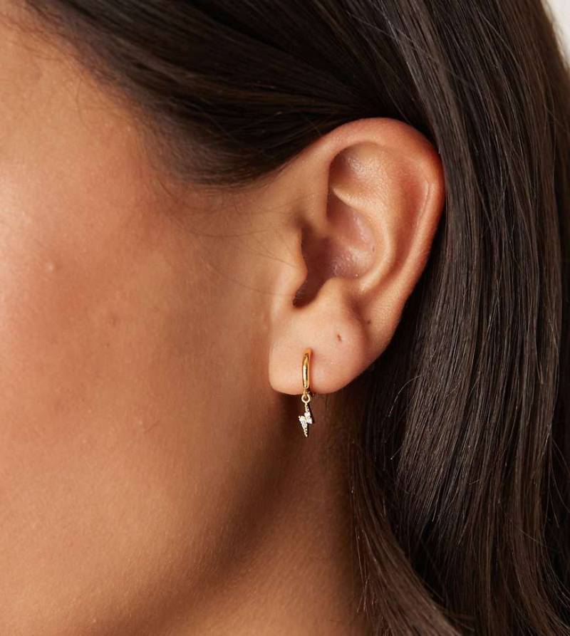 Orelia - Vergoldete kleine Creolen mit Blitz im Pavé-Design-Goldfarben von Orelia